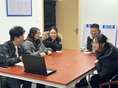 会议室里的人们 AI 生成的内容可能不正确。